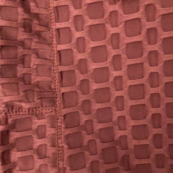 High Waisted booty defining Workout Leggings in Mauve - Picture 4 of 9